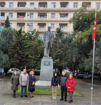 AY Partiya rəhbərliyi Atatürkün Bakıdakı heykəlini ziyarət etdi