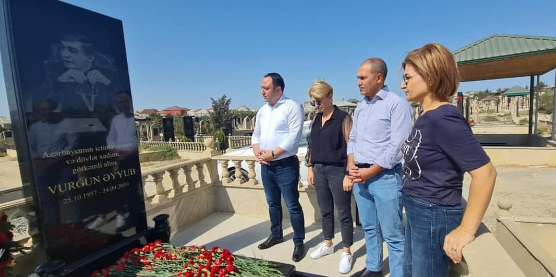 AY Partiya Başqanı Anar Əsədli Vurğun Əyyubun məzarını ziyarət edib