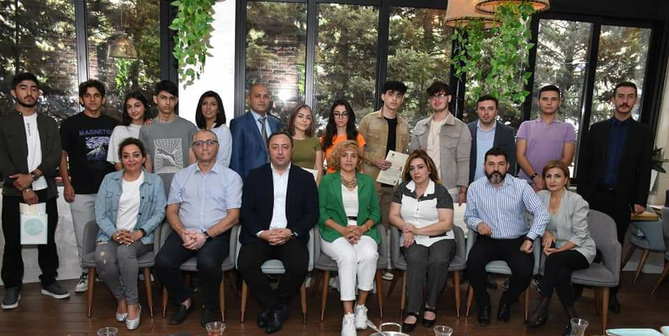 AY Partiya Başqanı tələbə adını almış bir qrup gənclə görüşdü