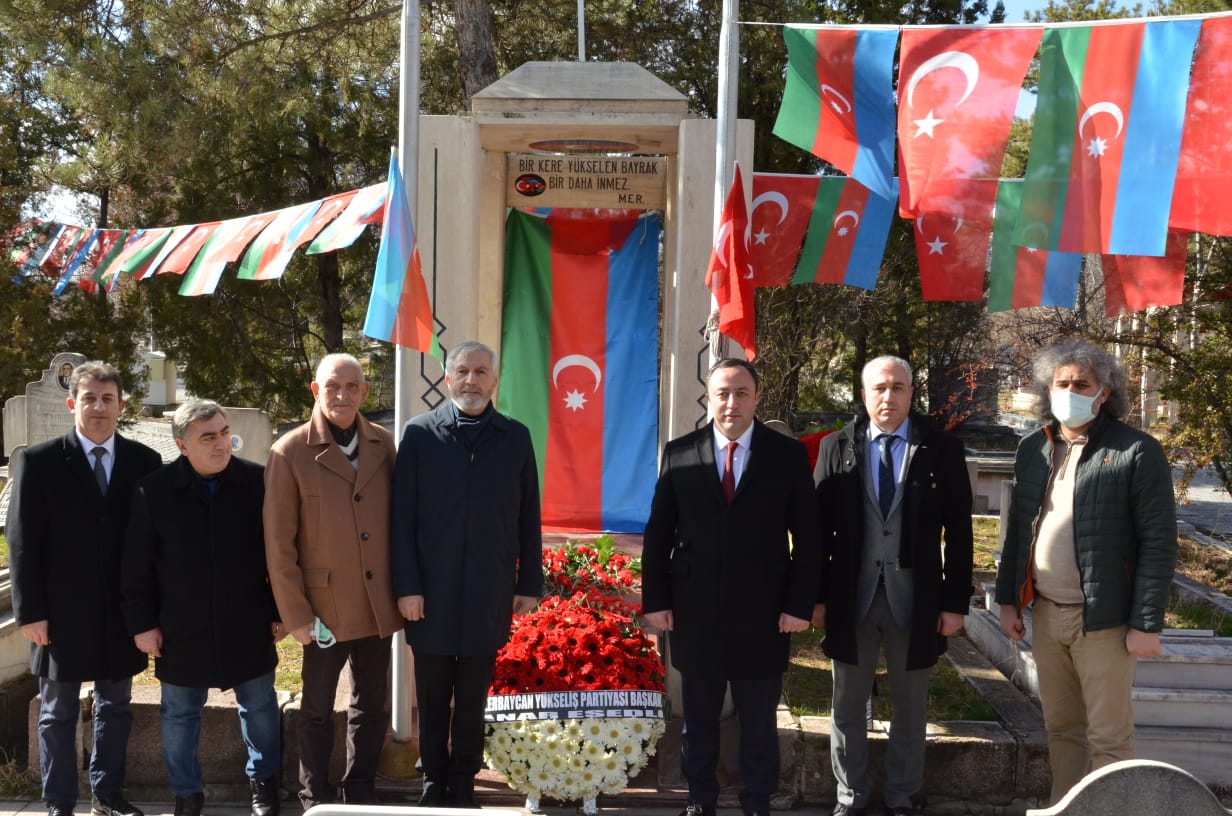 AY Partiyanın rəhbərliyi Rəsulzadənin məzarını ziyarət edib