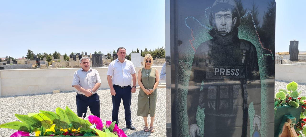 AY Partiyanın rəhbərliyi şəhid jurnalistlərin məzarını ziyarət etdi 