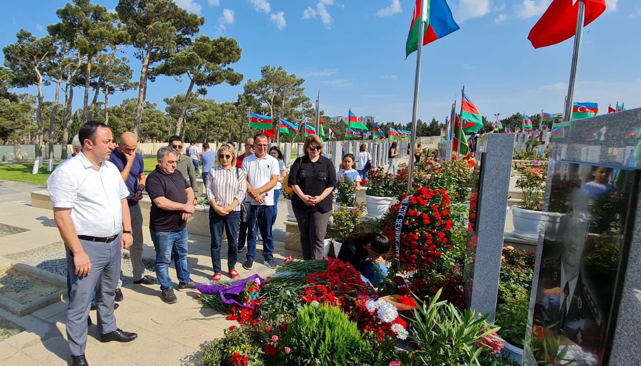 AY Partiya rəhbərliyi şəhidləri ziyarət edib