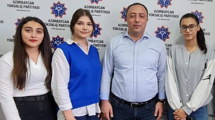 Tanınmış jurnalist və bir qrup gənc AY Partiyanı seçdi
