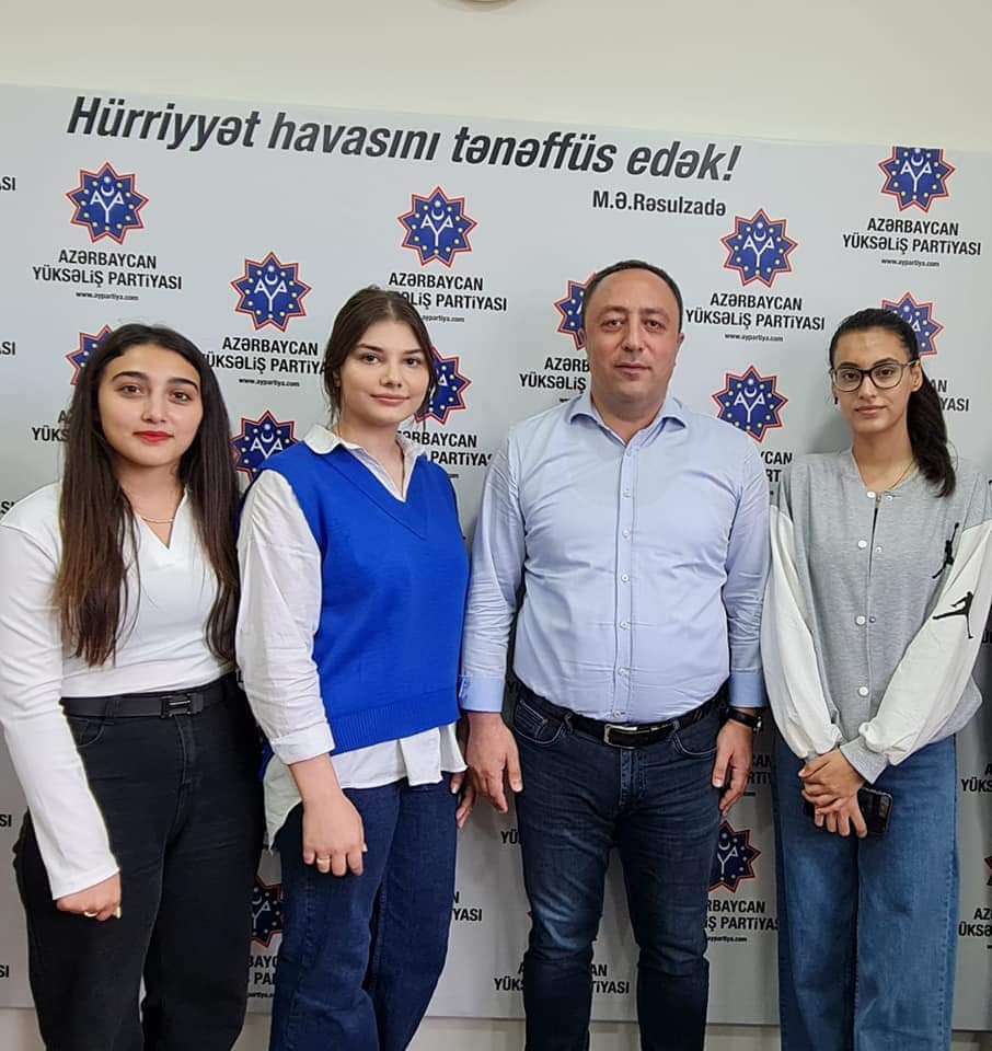 Tanınmış jurnalist və bir qrup gənc AY Partiyanı seçdi